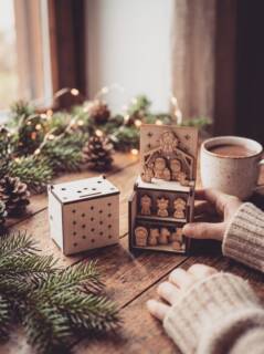 Tutta la magia del Natale racchiusa in una piccola scatola di legno ✨🪵
Un mini presepe artigianale, curato in ogni dettaglio: dalla capanna con la Natività ai Re Magi e i pastori, finemente intagliati per scaldare il cuore e portare l'atmosfera natalizia ovunque tu voglia. Un'idea regalo unica, poetica e senza tempo, perfetta per decorare un angolo speciale di casa o da portare sempre con sé.
🤎 Realizzato in legno naturale
📦 Compatto e richiudibile nella sua scatolina decorata a stelle
👉 Scrivici in privato per info! 💌
#PresepeInLegno #Artigianato #Natale #MagiaDelNatale #IdeeRegaloNatale #HomeDecor #PresepeHandmade #atmosferanatalizia